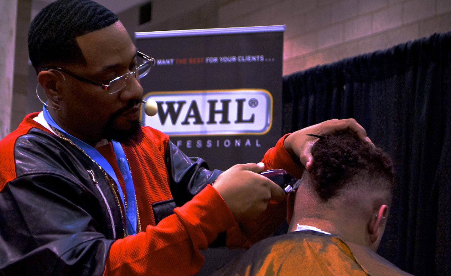 wahl stylist showing a cut at a trade show